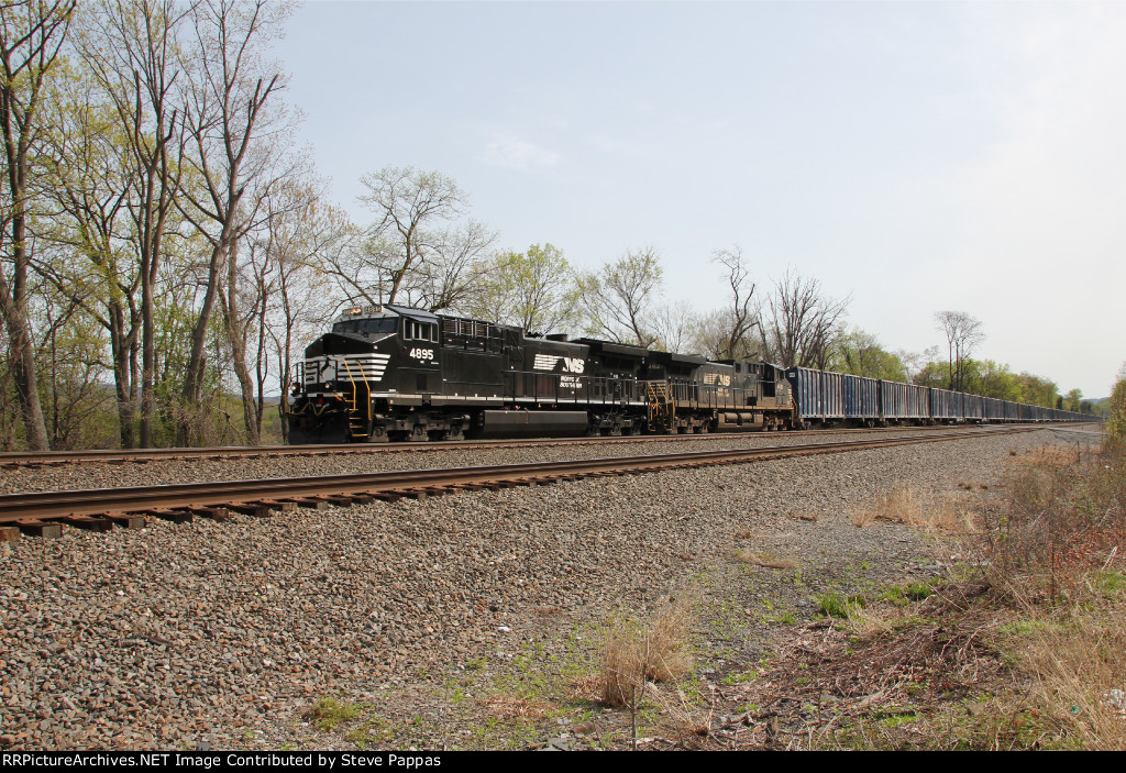 NS 4895 and 4621 on the point of train 63V hauling trash west